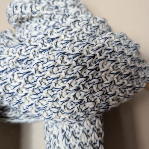 NWT Pom Pom Wrap Scarf - Picture 4 of 4